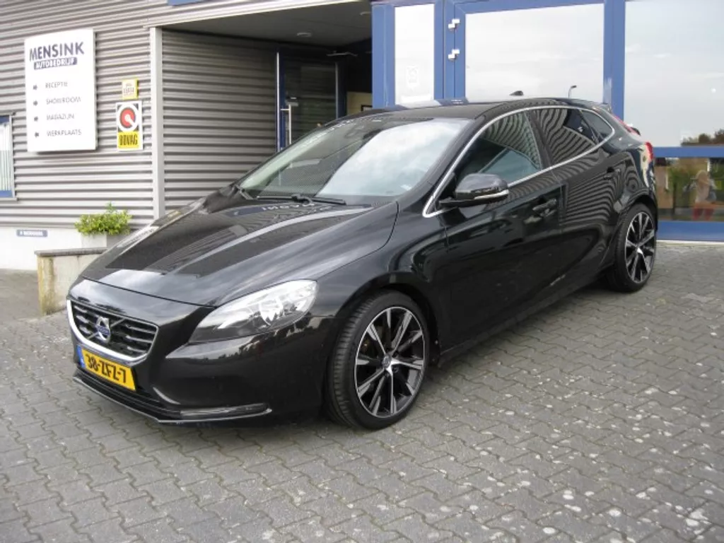 VOLVO V40 1.6 T3 150PK Momentum